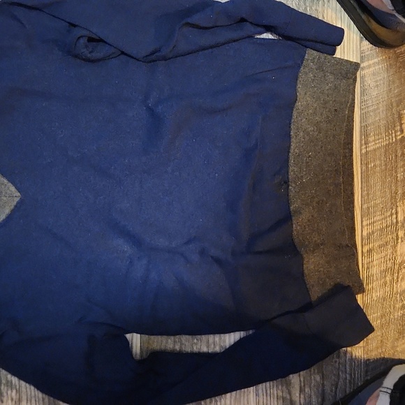 Banana Republic V Nech Sweater - Picture 3 of 4